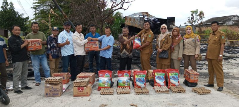 Gerak Cepat, Dinas Sosial Bengkalis Serahkan Bantuan Kepada Korban Kebakaran di Desa Pematang Pudu