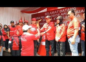 Ketua DPC PDI Perjuangan Majalengka, Karna Sobahi Sambut Obor Api Perjuangan Mrapen