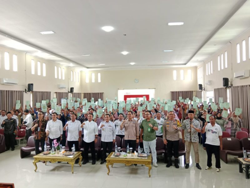 BPN Majalengka Bersama Sekda Jabar Bagikan 500 Sertifikat Gratis Milik Masyarakat