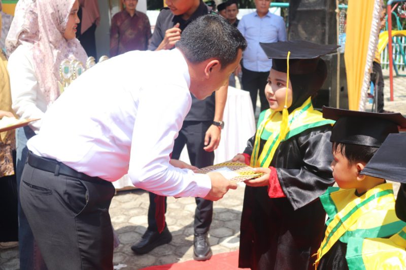 Pj Bupati Paluta Lepas 30 Siswa/i TK Negeri Balakka I Padang Bolak