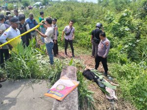 Polsek Bangko Polres Rohil lakukan evakuasi mayat yang ditemukan di Jln  Lingkar Parit Atmo Kepenghuluan Bagan Punak Meranti Kecamatan Bangko Kabupaten Rokan hilir