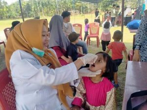 Hendra Pj Kepala  Desa Meskom Adakan   Imunisasi Polio Anak 0-7 Tahun