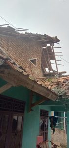 KELUARGA DEDI TINGGAL DI RUMAH      .                   AMBRUK TIDAK LAYAK HUNI MEMPERIHATINKAN