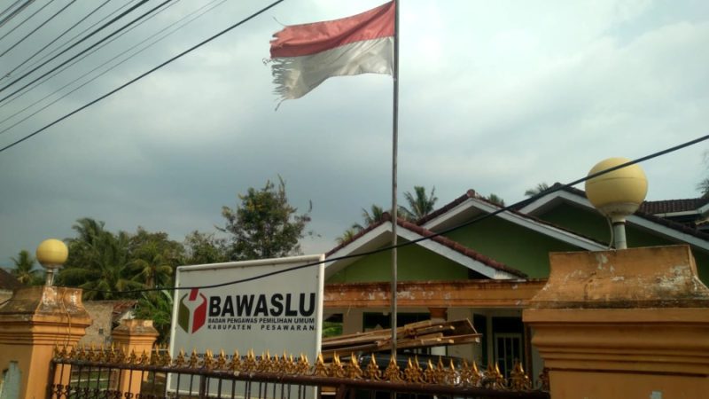 Bawaslu Akan Segera Di Laporkan Forum Masyarakat Pesawaran Bersatu ( FMPB ) Terkait Pengibaran Bendera Merah Putih Yang Robek
