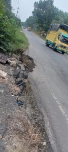 Bahu Jalan Negara Lintas Gunung Tua – Langga Payung Mengancam Keselamatan Pengguna Jalan