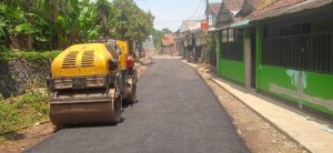 Ruas Jalan Cigunung -Simpang Tiga Sukaresmi Sedang Pengaspalan Oleh CV. Semeru Prima Abadi