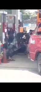 Aduh..!!! Antrian  Pengisian BBM Gunakan Jerigen di SPBU 34.43225 Warungkondang