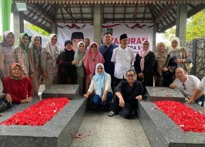 Masyarakat Hadiri Undangan Tasyakuran Atas Dilantiknya H SN Prana Putra Sohe Menjadi Anggota DPR RI