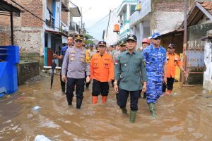 Hari Pertama Kerja, Bupati Dadang Supriatna Langsung Temui Korban Banjir Dayeuhkolot