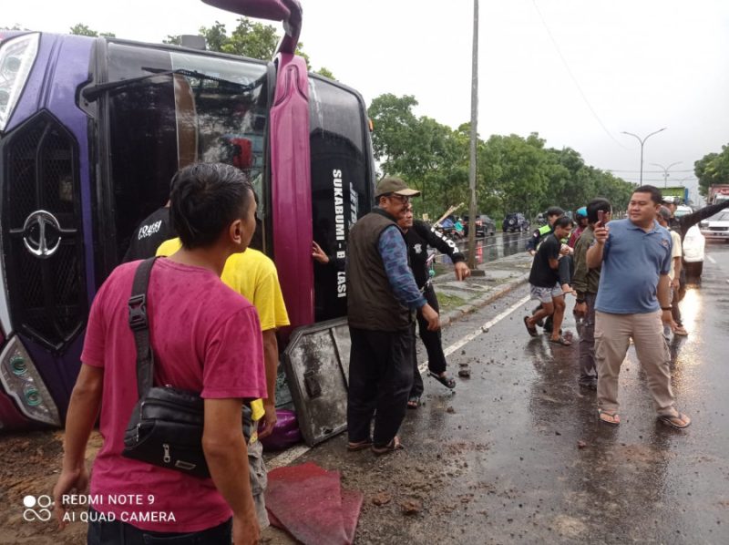 Asjap Sigap Bantu Korban Bis kota Terguling di Jalan Lingkar Selatan Sukabumi