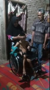 Calon Wakil Bupati Pasangan ” Horas ” Jenguk Remaja Penderita Lumpuh Layu