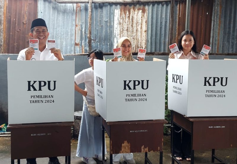 Calon Walikota Nomor Urut 1 Rodi Wijaya Didampingi Istri dan Anak Mencoblos di TPS 2 Kelurahan Air Kuti