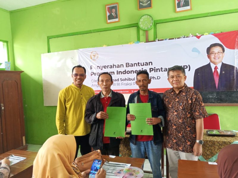 SOHIBUL IMAN M.Ph.D., ANGGOTA DPR RI, Sosialisasikan Bantuan PIP Secara Simbolis Di SDN GUNUNGBATU KOTA TASIKMALAYA