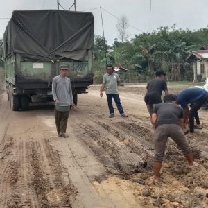 Akibat Curah Hujan Setiap Hari Mengakibatkan Jalan Rusak Parah