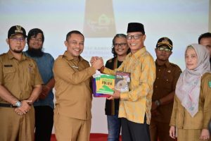Wabup Beri Apresiasi Pada Peluncuran Buku Karya Guru dan Siswa Oleh SMP Negeri 2 Bantan