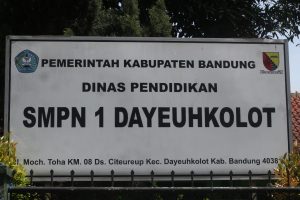 Sikap Menghindar Ujang Juhana Selaku Kepala SMPN 1 Dayeuhkolot “diduga tidak paham Undang-undang Keterbukaan Informasi Publik (KIP)