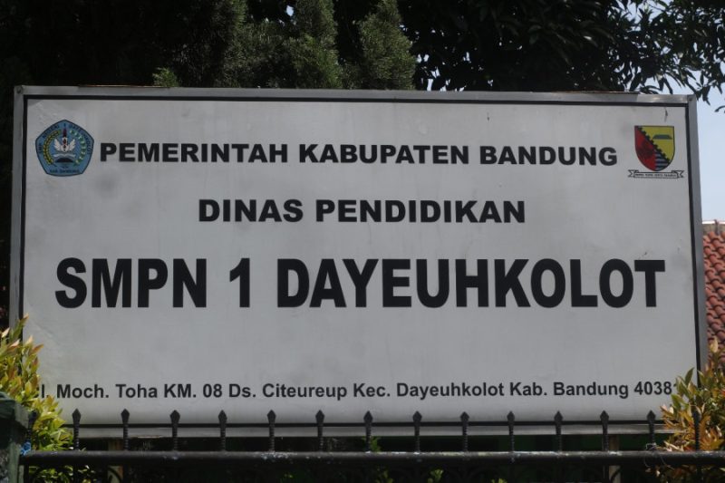 Sikap Menghindar Ujang Juhana Selaku Kepala SMPN 1 Dayeuhkolot “diduga tidak paham Undang-undang Keterbukaan Informasi Publik (KIP)