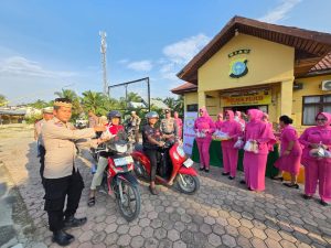 *Berkah Ramadhan, Polsek Pujud Polres Rohil bersama Bhayangkari Ranting Pujud Bagikan Ratusan Takjil*