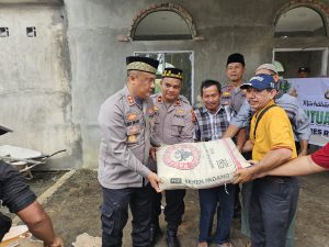 Peduli Pembangunan Rumah Ibadah, Kapolres Rohil Serahkan Bansos di Bulan Ramadhan kepada Mushola Ar- Raudhah