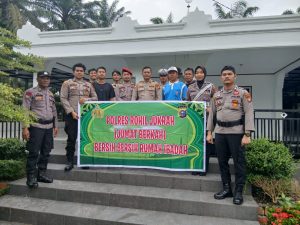 Peduli Kebersihan Rumah Ibadah, Kapolres Rohil Pimpin Goro Masjid Nurul Islam Banjar XII