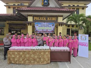 Ramadhan 1446 H, Polsek Kubu Polres Rohil dan Bhayangkari Bagikan Takjil kepada Masyarakat