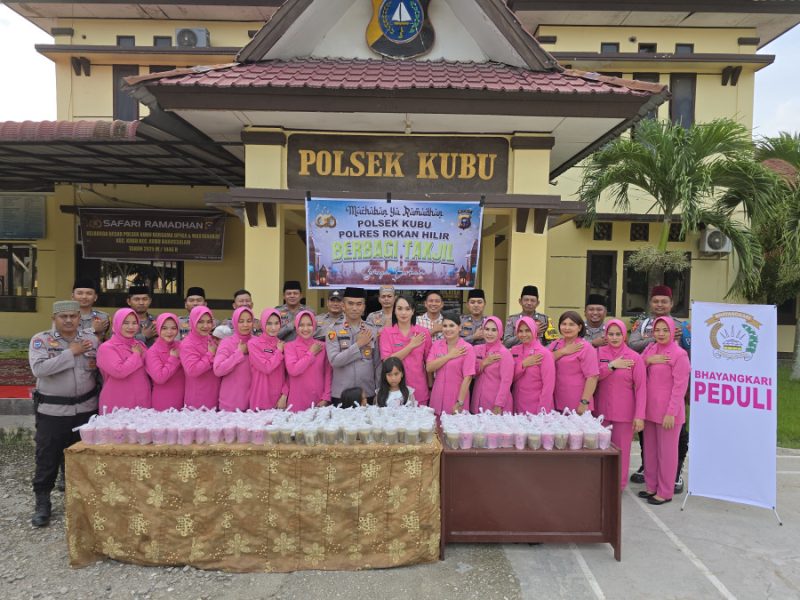 Ramadhan 1446 H, Polsek Kubu Polres Rohil dan Bhayangkari Bagikan Takjil kepada Masyarakat