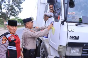 Wakapolres Rohil Pimpin Bagi-bagi Takjil kepada Pengguna Jalan