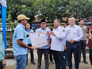 Gebrakan Bupati Eman :Bukan Dari APBD Majalengka, Jalan Bongas-Bantarwaru Sumberjaya Diperbaiki