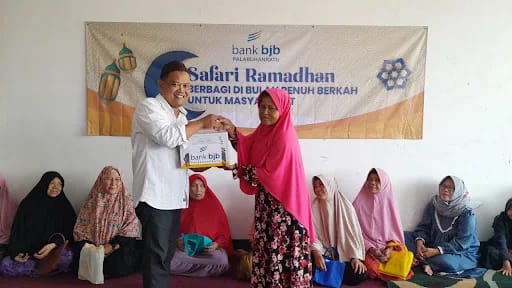 Jumat Berkah Ramadan: Wakil Ketua DPRD Sukabumi H. Usep Bagikan Sembako untuk Warga Kurang Mampu