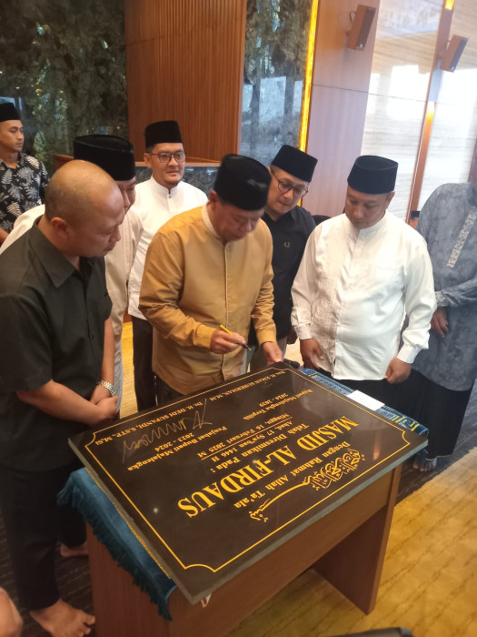 Bupati Majalengka Eman Tandatangani Prasasti Masjid Al Firdaus Kadipaten