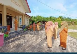 Ibuk Wiwit Sartika, Pimpin Apel Senin Pagi Himbau Untuk Jaga Kekompakan Dan Kedidisiplin Dalam Bertugas