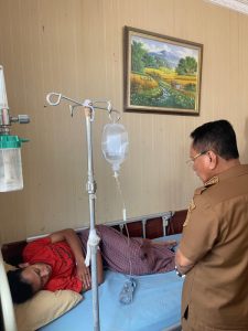 Peduli Korban Keracunan, Bupati Bistamam Jenguk Pasien di RSUD Dr Pratomo Bagan Siapiapi