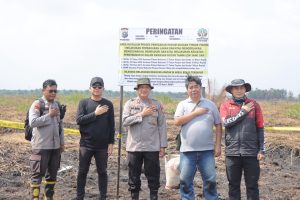 Kapolres Rohil Turun ke Lokasi Karhutla dan Pasang Police Line di Bangko Permata