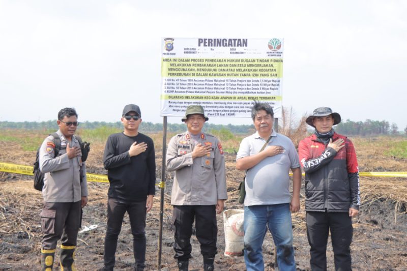 Kapolres Rohil Turun ke Lokasi Karhutla dan Pasang Police Line di Bangko Permata