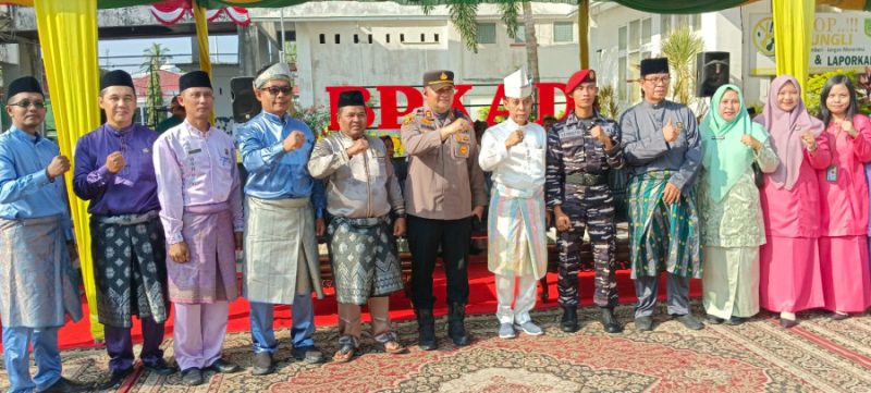 Kenakan Pakaian Kebesaran Adat Melayu, Sekda Pimpin Upacara HUT Riau ke-68 di Rohil