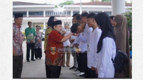 WAKIL BUPATI IRAWAN TOPANI LEPAS KEBERANGKATAN 32 SISWA SEKOLAH RAKYAT (SRMA 32)